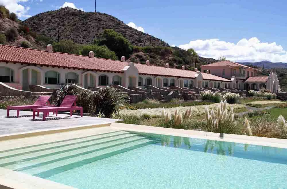 Piscine et solarium de l’hôtel Huacalera en Argentine