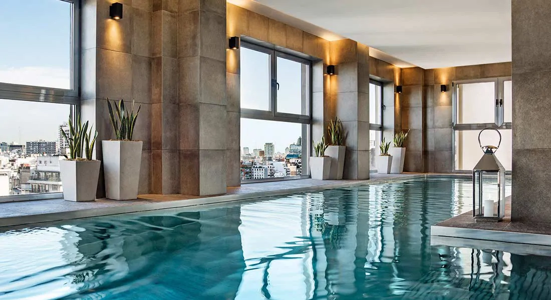 Piscine intérieure chauffée de l’hôtel Alvear Palace à Buenos Aires en Argentine