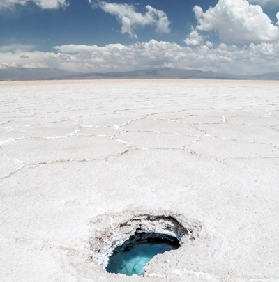 L'épaisse croûte de sel du Salar de Salinas Grandes en Argentine