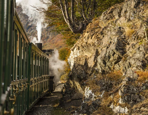 L'étroite voie ferrée du train du bout du monde en Argentine