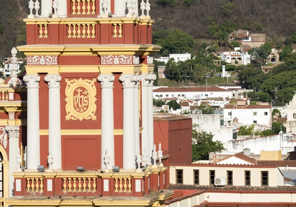 Zoom sur la tour de l'église San Francisco à Salta en Argentine