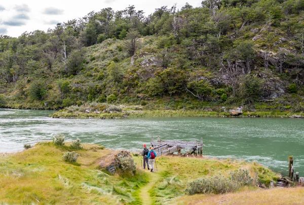 Randonneurs sur le Paseo de la isla, le long de la rivière Lapataia en Argentine