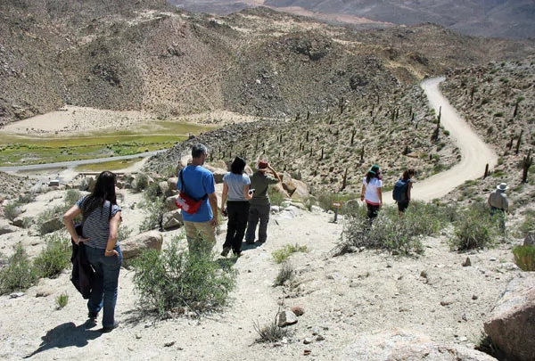 Un groupe de touristes sur le site des Ruines Santa Rosa de Tastil en Argentine