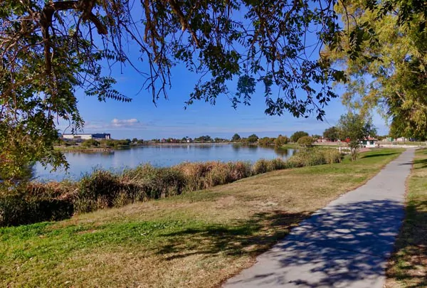 Promenade au bord d'un lac de la ville de Trelew en Argentine