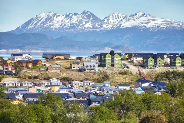 Aperçu des maisons colorées de la jolie baie d'Ushuaia  