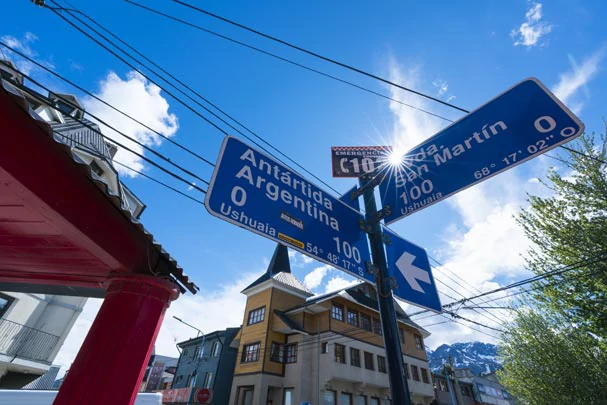 Les panneaux directionnels dans le centre-ville d'Ushuaia