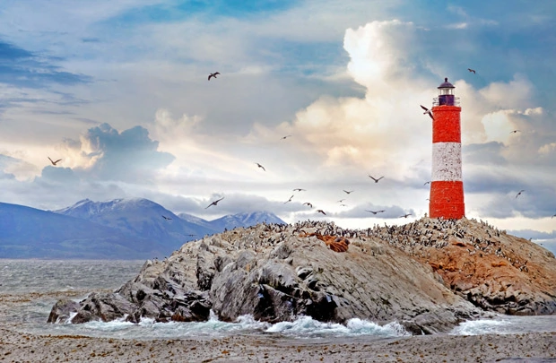 Le phare rouge et blanc des éclaireurs dans le Canal de Beagle à Ushuaïa en Argentine