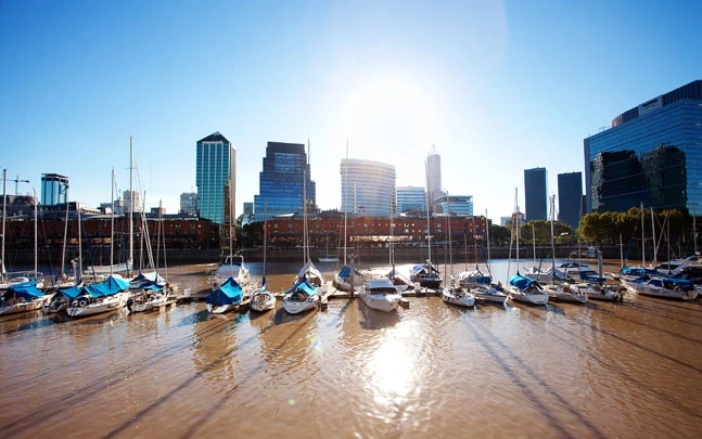 Des bateaux amarrés sur le Rio de la Plata 