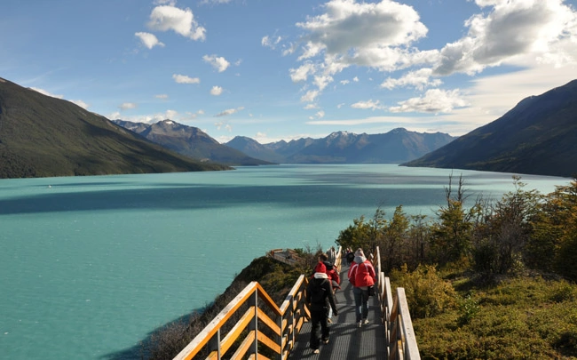 Vue imprenable du Lago Argentino depuis un sentier du Perito Moreno en Argentine