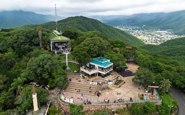 Vue spectaculaire sur le point de vue touristique du Cerro San Bernardo à Salta