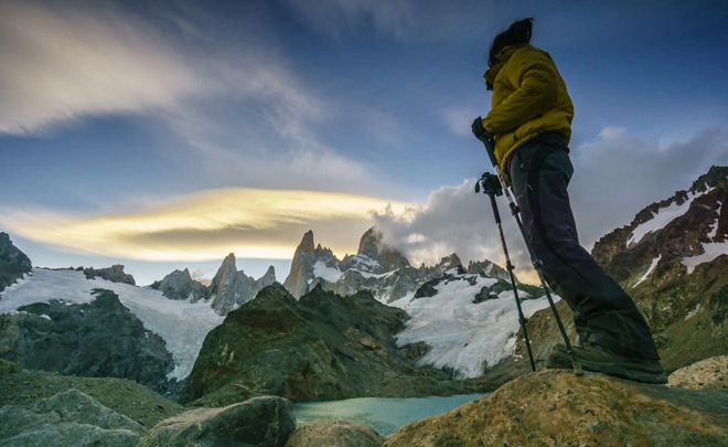 Randonneur à la lagune de los Tres face au Fitz Roy en Argentine