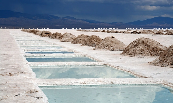 Récolte du minerai salin dans les Salinas Grandes en Argentine