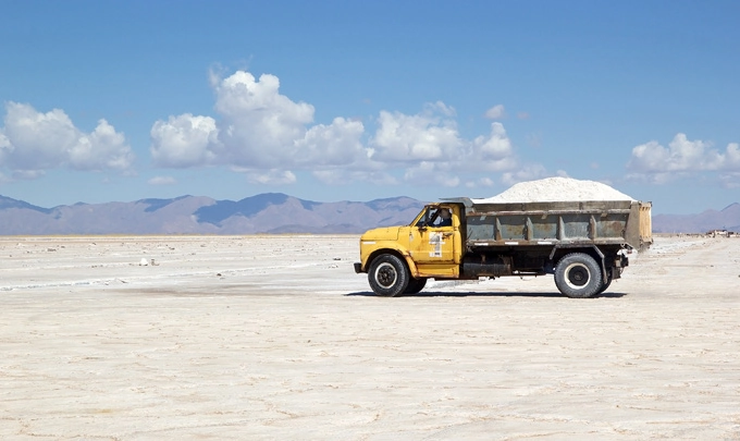 Camion transportant les cristaux de sel dans les Salinas Grandes en Argentine