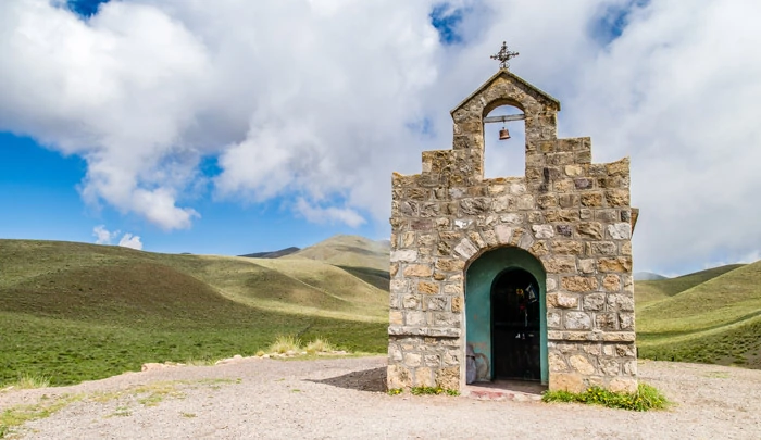 La petite chapelle San Rafael à la Piedra del Molino dans la Cuesta del Obispo en Argentine