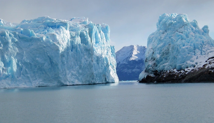 Un étroit canal entre deux murs de glace du glacier Perito Moreno en Argentine