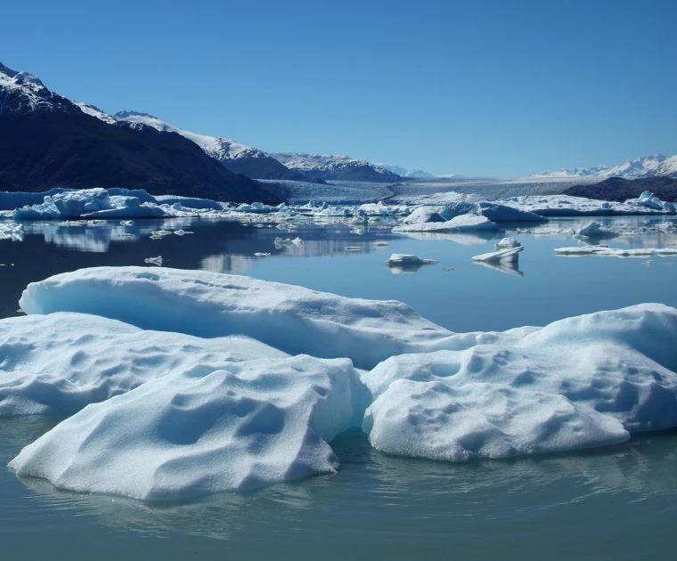 Icebergs flottants du glacier Upsala