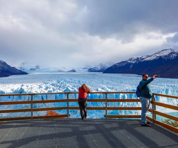 Touristes sur la passerelle du Perito Moreno