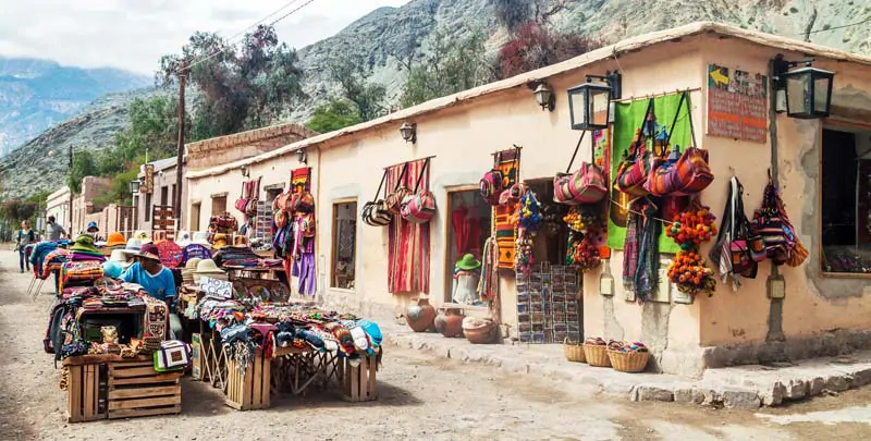 Le marché de produits artisanaux de Purmamarca en Argentine