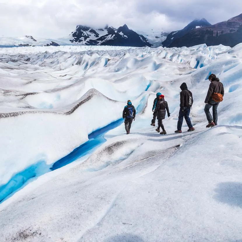 Sol de glace et montagnes sur le Perito Moreno