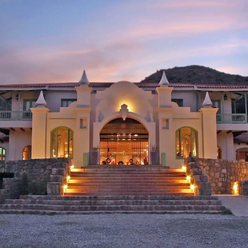 Façade de l’hôtel Huacalera à Huacalera