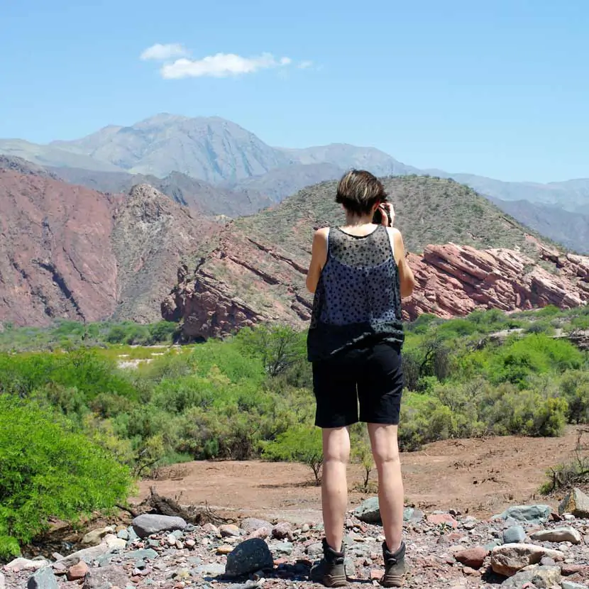 Une photographe dans le canyon de Las Conchas