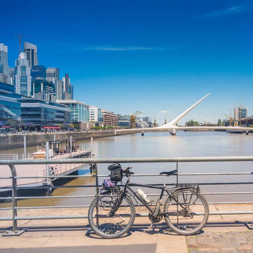 Vélo sur un pont du quartier de Puerto Madero à Buenos Aires