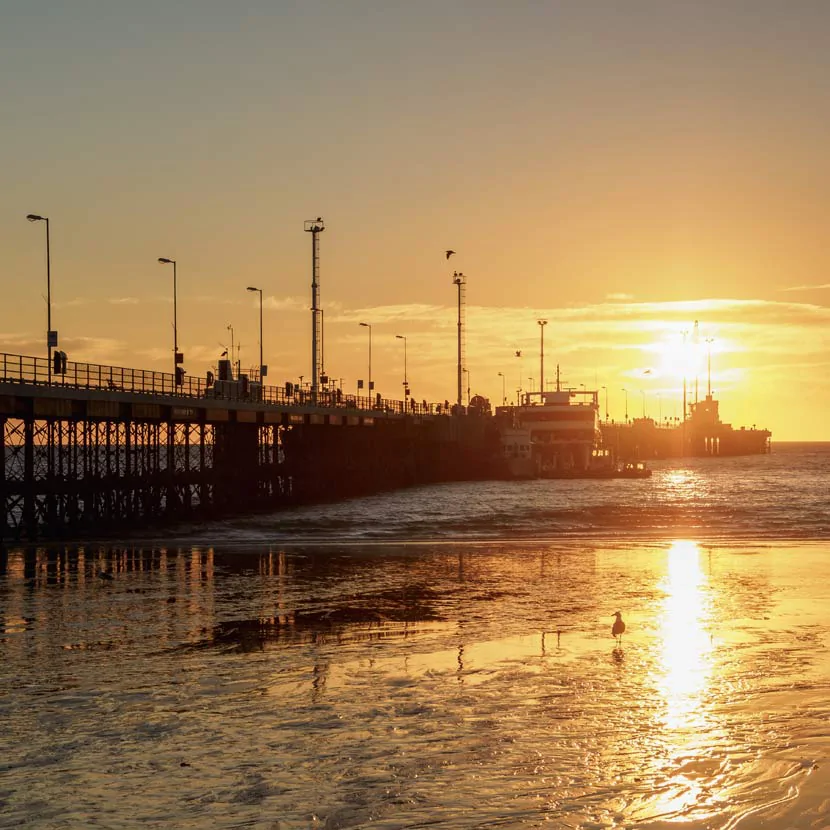 Le pier Comandante Luis Piedrabuena au lever du soleil à Puerto Madryn en Argentine