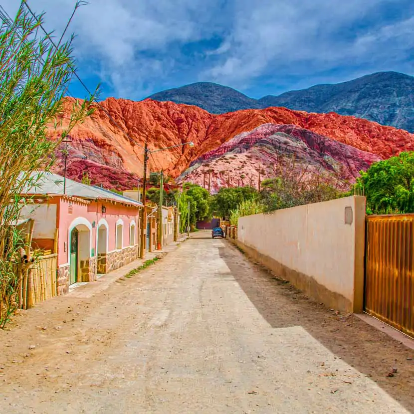 Une rue du village de Purmamarca en Argentine, avec le Cerro de los Siete Colores en arrière-plan