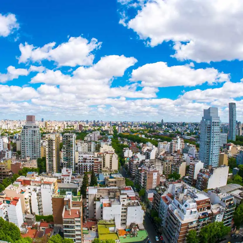 La skyline de Buenos Aires vue d'un hélicoptère par temps clair