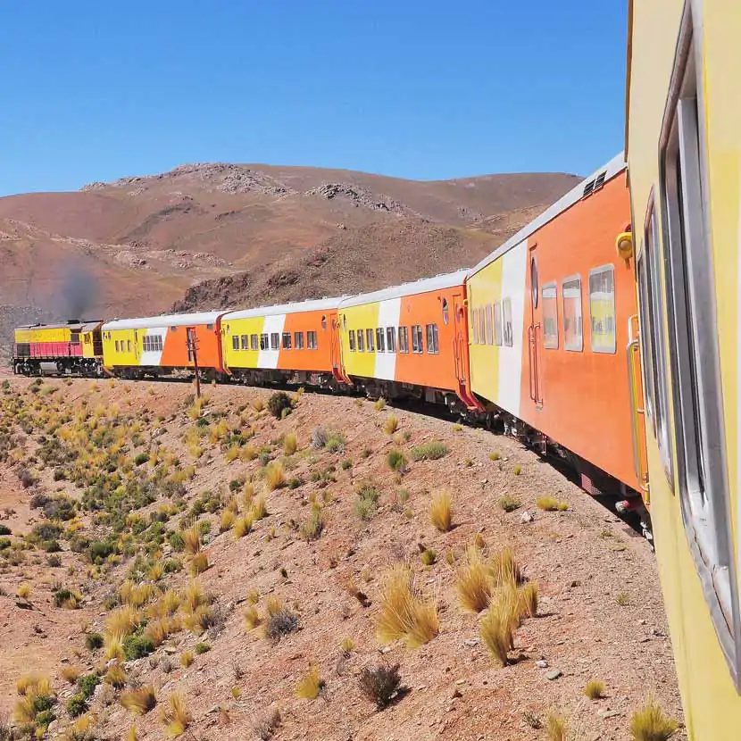 Les wagons orange, jaune et blanc du train des nuages 