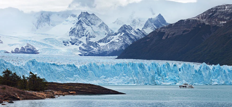 Bateau approchant le glacier Perito Moreno en Argentine