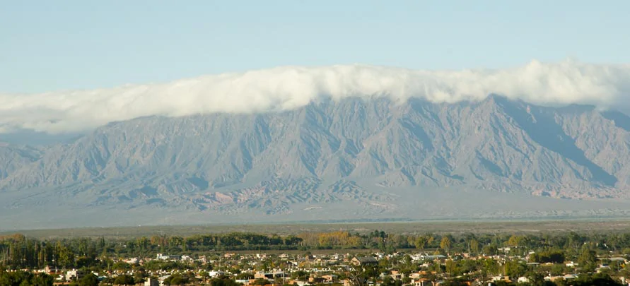 La charmante ville de Cafayate et ses montagnes