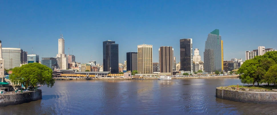 Vue panoramique sur la skyline depuis le Rio de la Plata 